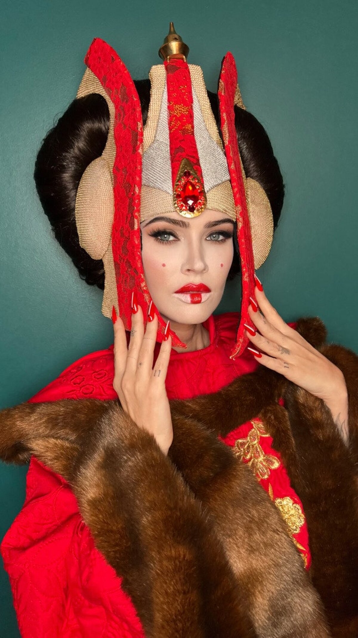 Manichiura reginei Amidala a lui Megan Fox nu este canonică, dar este incredibilă – vezi fotografii