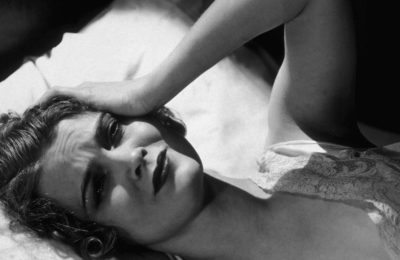 Este posibil ca femeile să experimenteze „Uterul electoral” ca reacție la stres la politicile lui Trump?