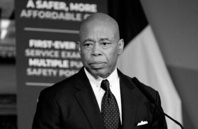 Se va lupta Eric Adams cu Donald Trump pentru a proteja locuitorii New York-ului?