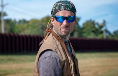 Glen Powell se machiază și poartă perucă în teaserul pentru comedia fotbalistică Chad Powers