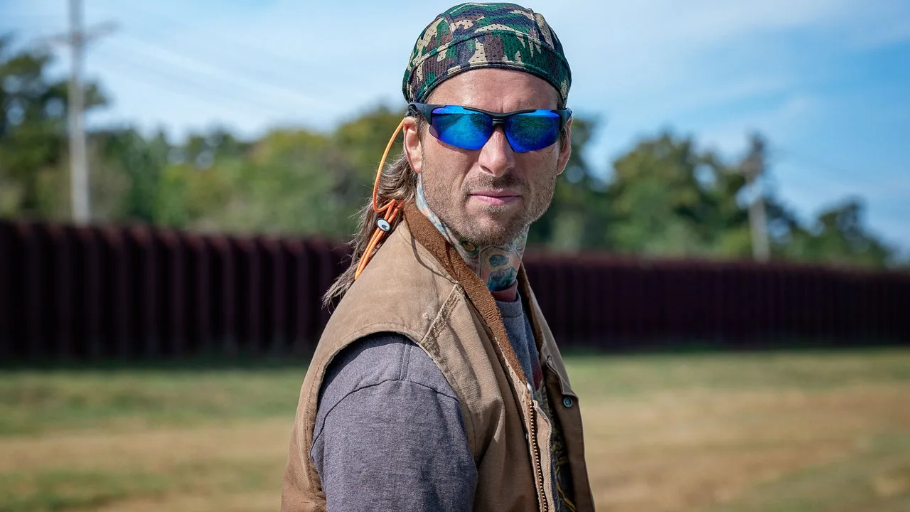 Glen Powell se machiază și poartă perucă în teaserul pentru comedia fotbalistică Chad Powers