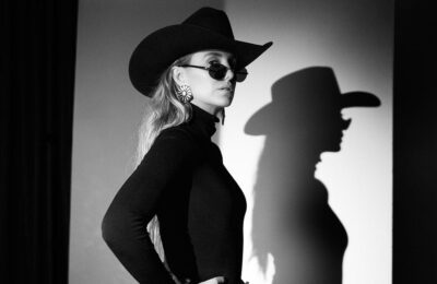 Lainey Wilson despre finalul serialului „Yellowstone”, prietenia ei cu Taylor Sheridan și bucuria blugilor uriași cu fund de clopot