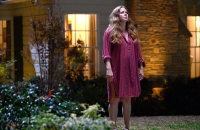 În „Nightbitch”, Amy Adams urlă, mârâie și îmbrățișează „acceptarea radicală”