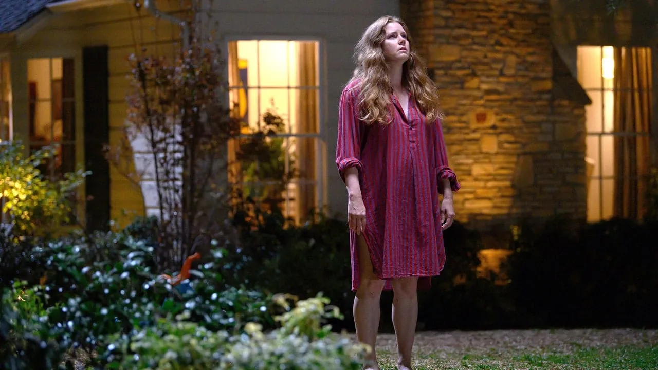 În „Nightbitch”, Amy Adams urlă, mârâie și îmbrățișează „acceptarea radicală”