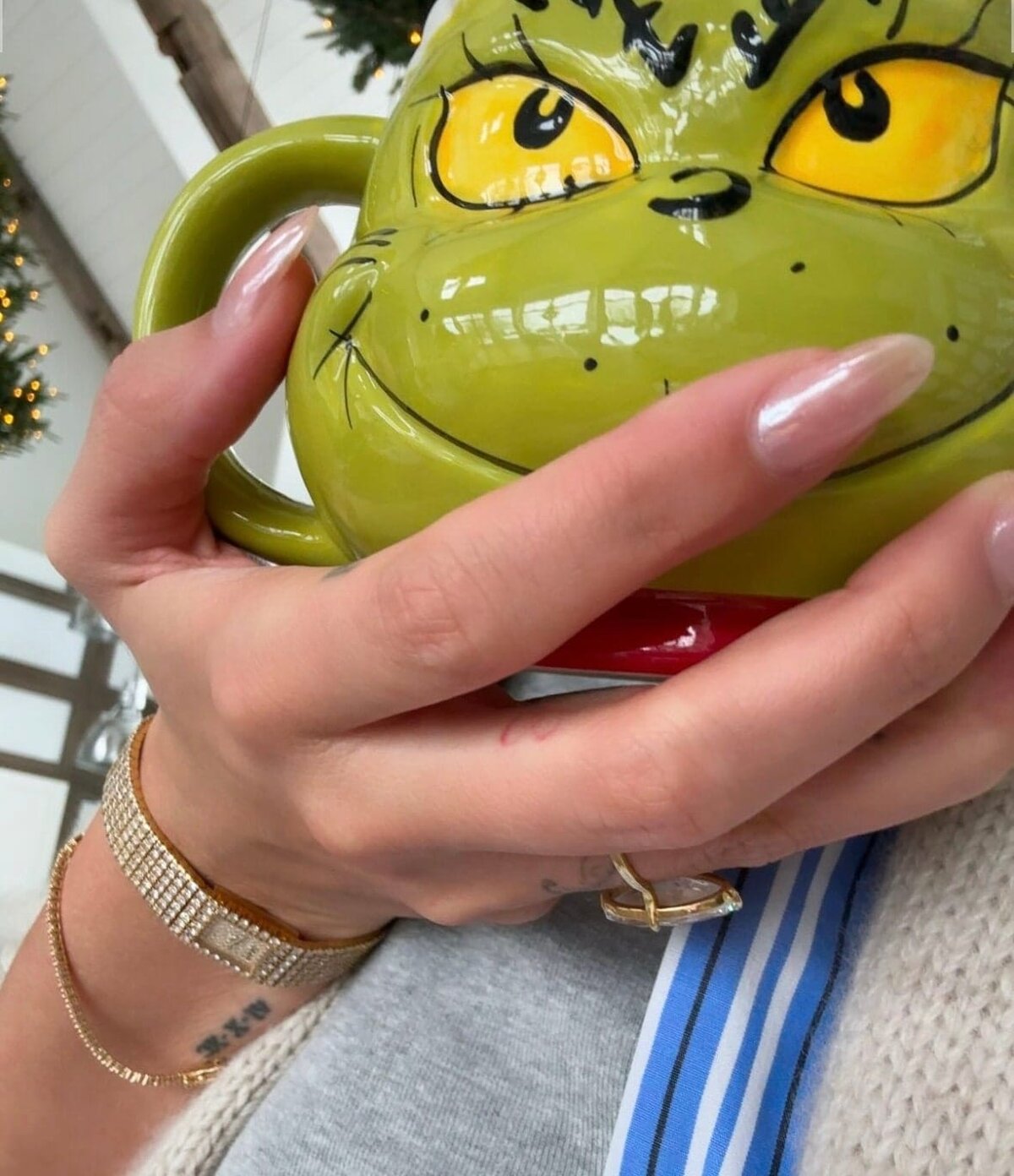Hailey Bieber aduce înapoi machiajul de fată rece cu noul ei tutorial