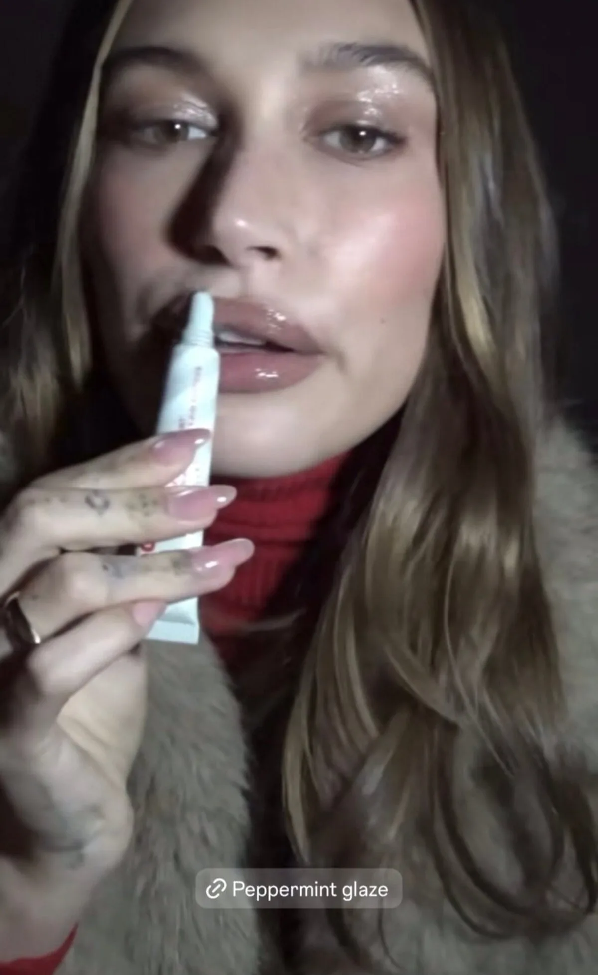 Hailey Bieber, ți-ai pus luciu de buze pe unghii sau…?