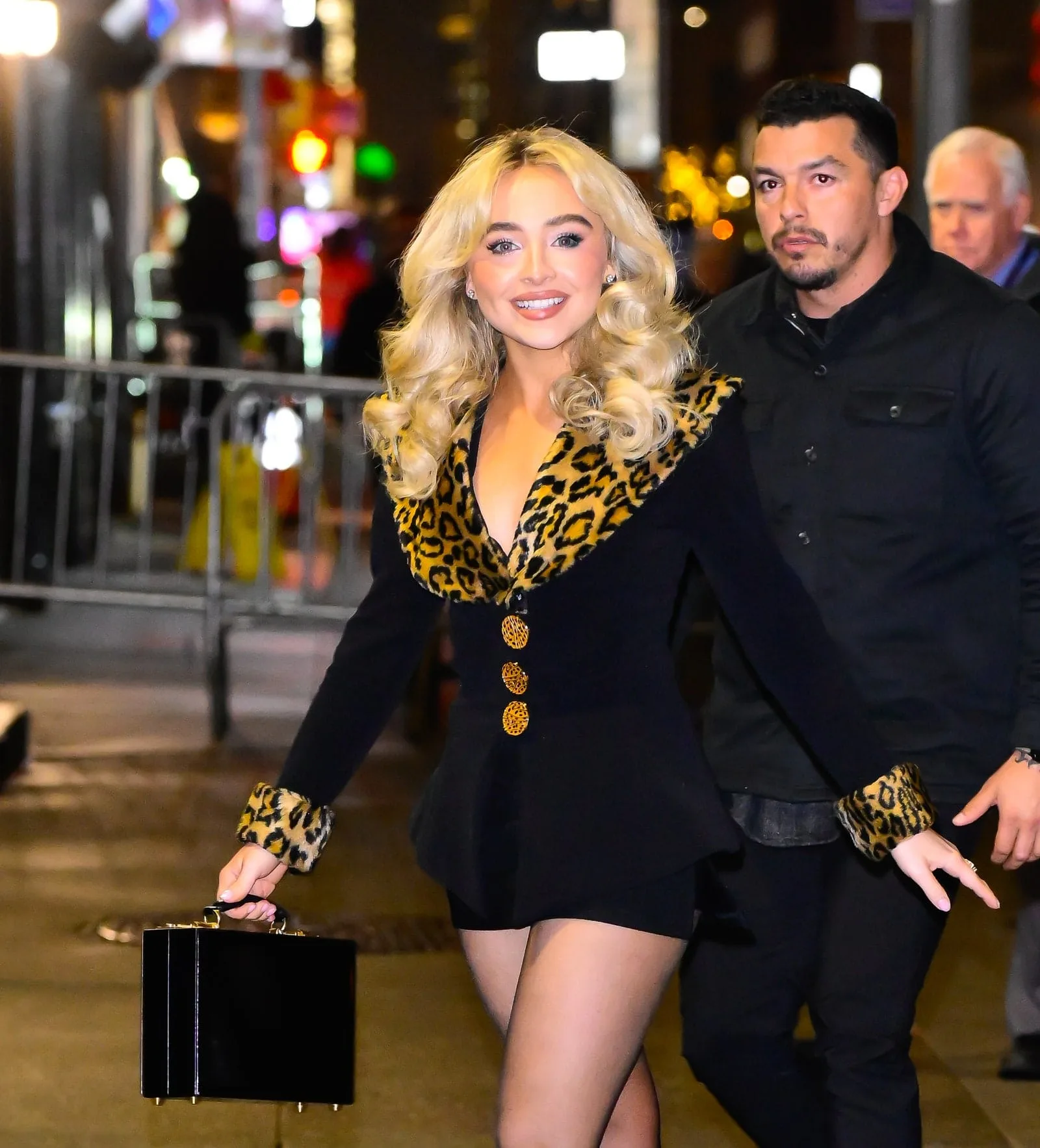Sabrina Carpenter spune că estetica Mob Wife nu pleacă nicăieri