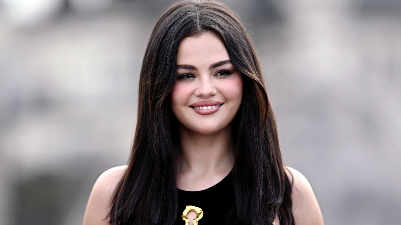 Rutina zilnică de contur a Selenei Gomez este perfectă pentru un weekend lung și leneș – urmăriți videoclipul