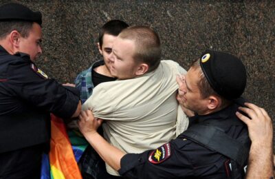 Cum Panica Trans a Partidului Republican are nuanțe ale manualului anti-LGBTQ+ al lui Putin