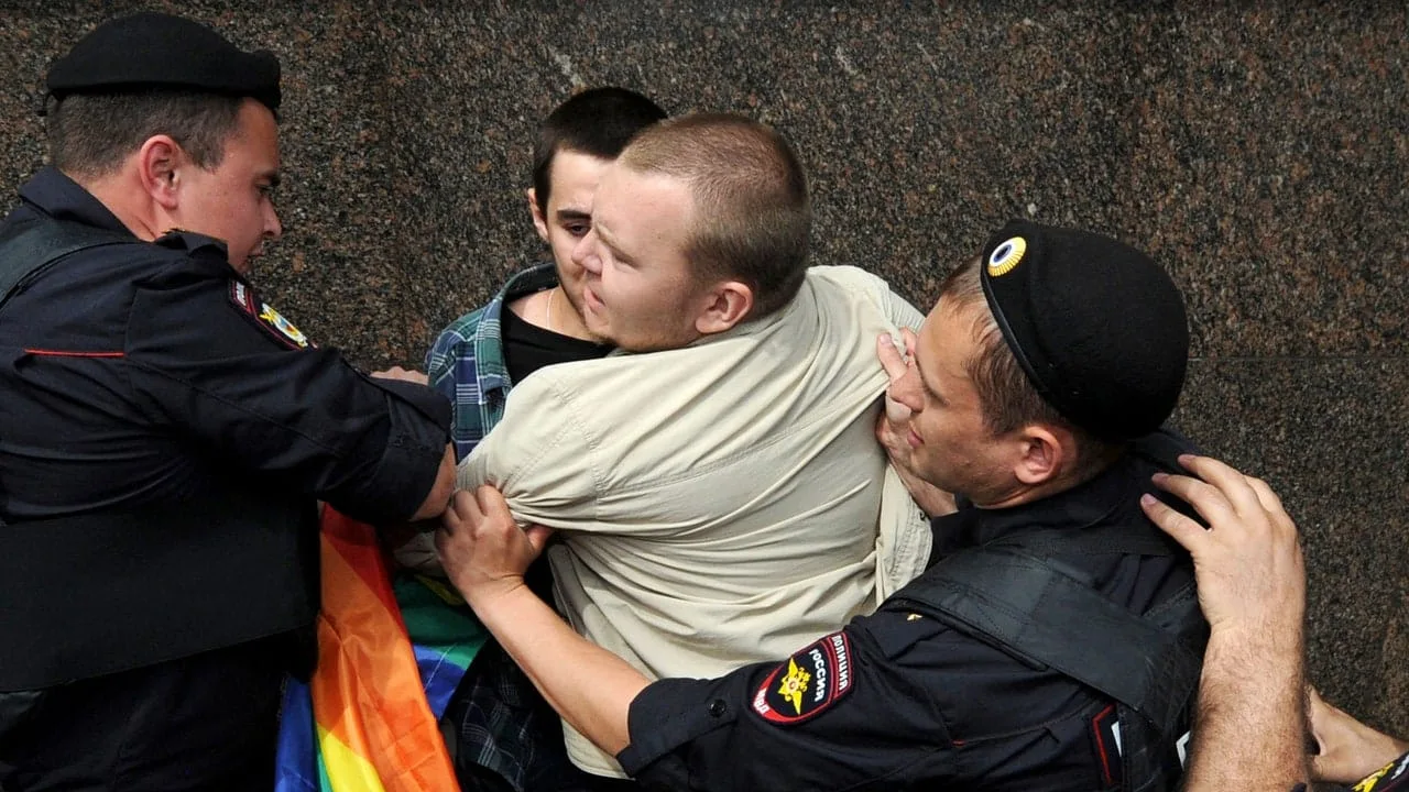 Cum Panica Trans a Partidului Republican are nuanțe ale manualului anti-LGBTQ+ al lui Putin