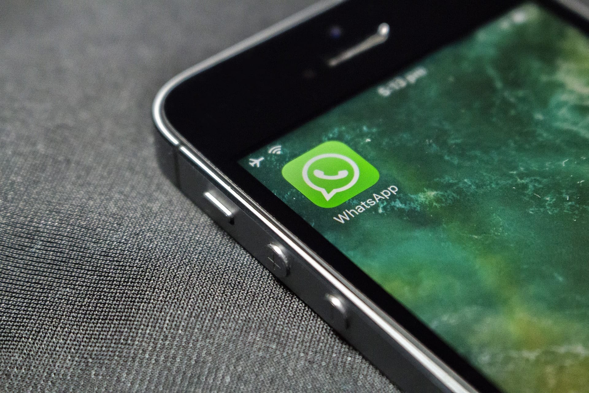NCLAT menține interdicția CCI asupra WhatsApp și solicită Meta să plătească jumătate din amenda de 213 crore rupii