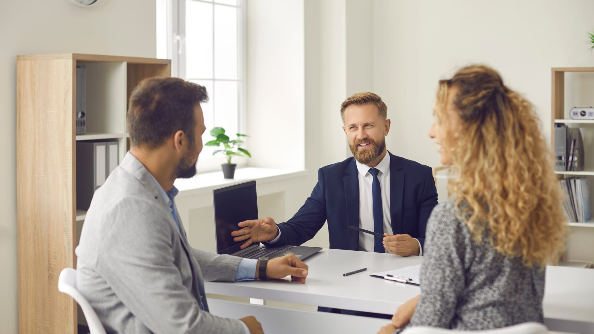 Brokerul de credit vs. ofițerul bancar. La cine mergi?