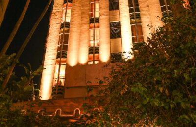 „Este ca Arca lui Noe”: Turnul Sunset al lui Jeff Klein adăpostește refugiați din cauza incendiilor și animalele lor de companie