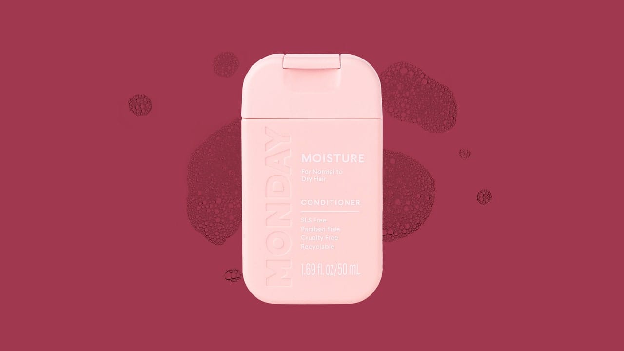 Balsamul Monday Haircare Moisture îmi oferă mai multă strălucire și mai puțină frizz-Review