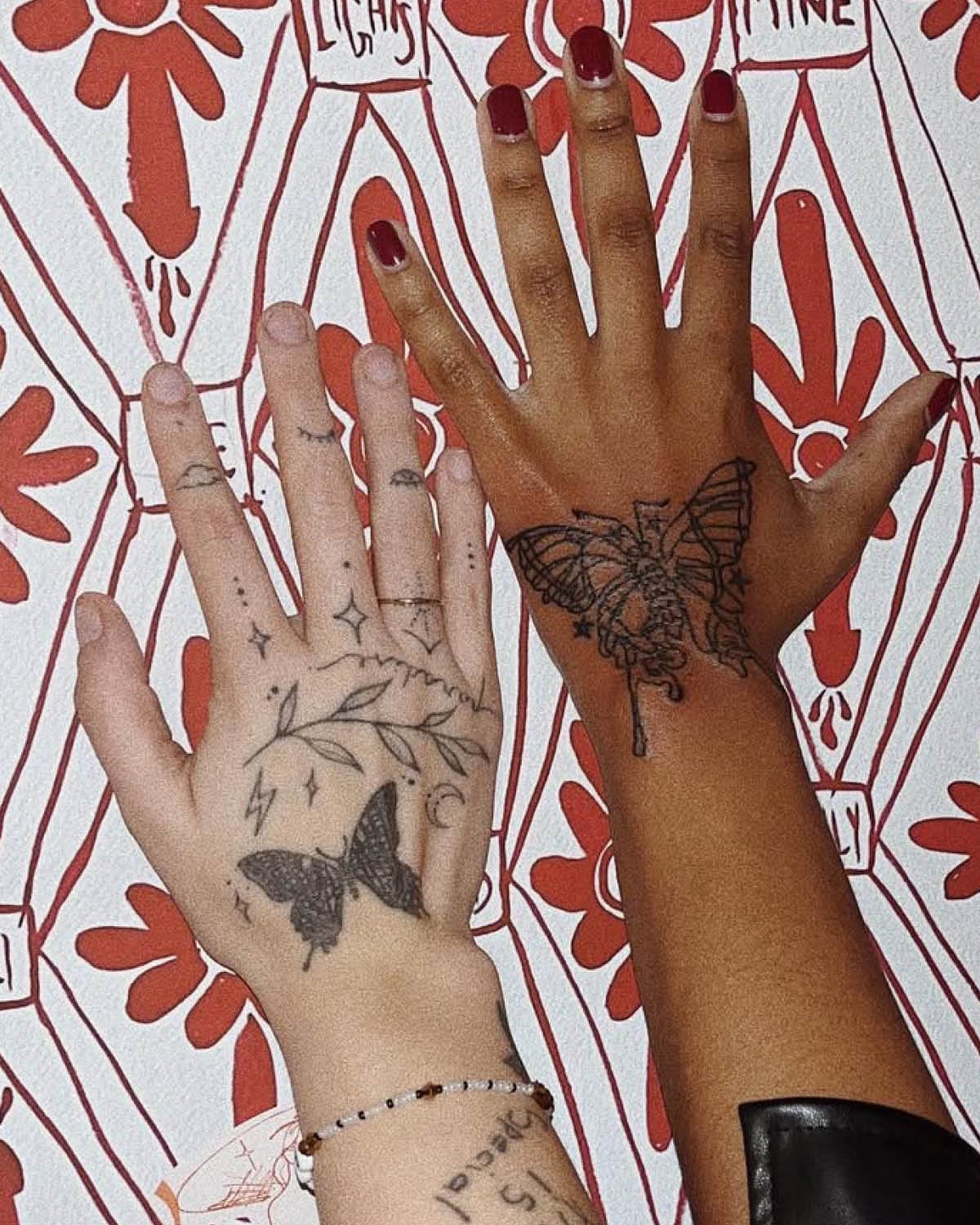 8 tendințe de tatuaje pe mâini pe care le vei vedea în 2025 – cu fotografii