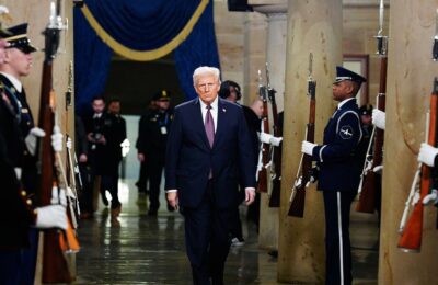 Donald Trump dă cu Sharpie în democrație