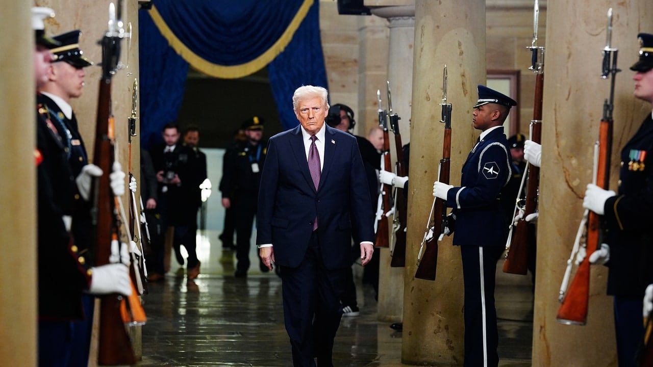 Donald Trump dă cu Sharpie în democrație