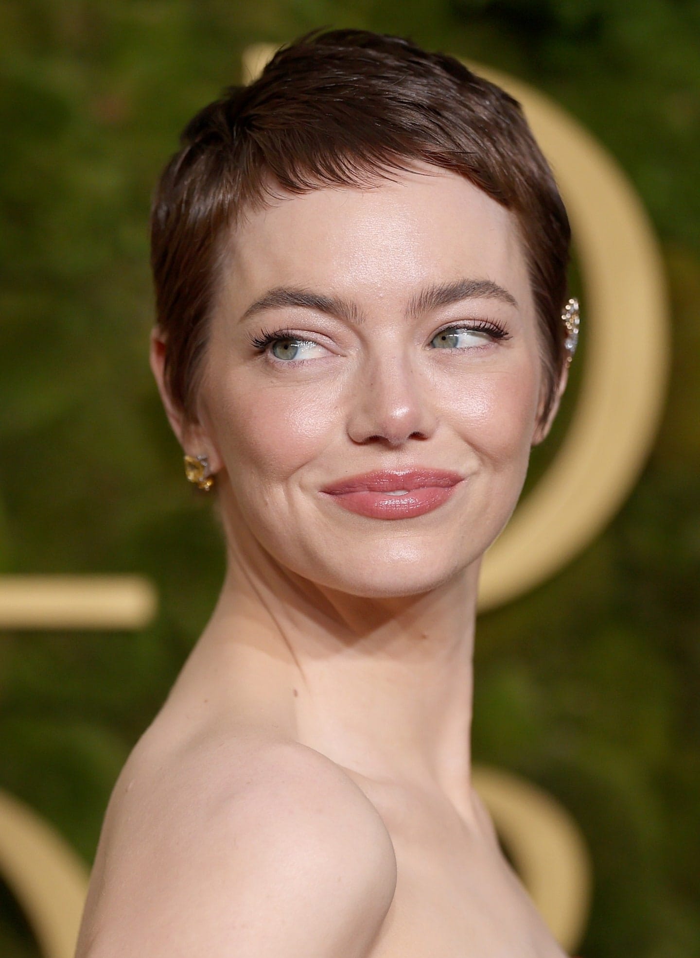 Emma Stone debutează cu o tunsoare Pixie la Globurile de Aur – Vezi fotografiile