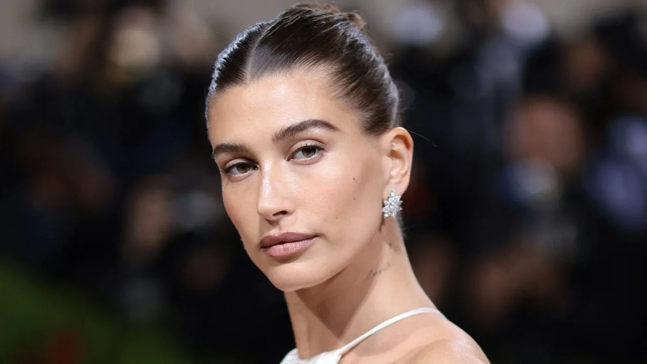 Hailey Bieber a reușit look-ul de sirenă de la birou, de la ochelari la vârfuri până la degete – vezi fotografiile