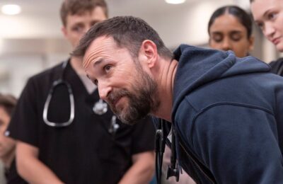 Noah Wyle se întoarce la Urgențe în noul serial convingător The Pitt