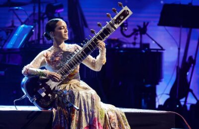 Anoushka Shankar vorbește despre tatăl ei Ravi, interpretarea cu Norah Jones și influența eternă a lui Björk
