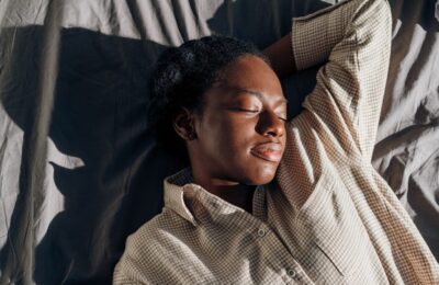 Un specialist în somn jură pe această rutină de culcare în 5 pași