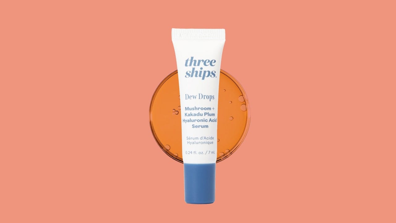 Serul cu acid hialuronic Three Ships Beauty Dew Drops Mushroom + Kakadu Plum este perfect pentru rutinele de îngrijire a pielii în straturi – recenzie
