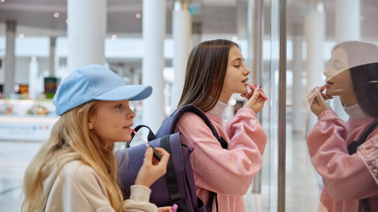 Un legislator din California încearcă din nou să interzică îngrijirea pielii anti-îmbătrânire pentru minori