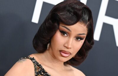 Cardi B și-a vopsit părul natural roșu – vezi fotografiile