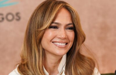 Jennifer Lopez a pus o întorsătură magnetică înghețată pe unghiile ei nude – vezi fotografiile