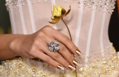 Lisa a purtat unghii Ombré cum nu am mai văzut niciodată la premiera White Lotus – vezi fotografiile