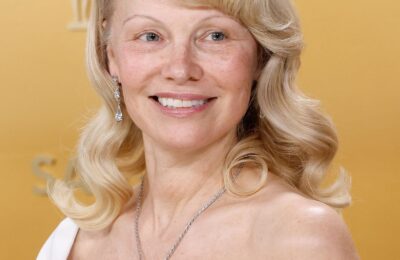 Nu am mai văzut-o niciodată pe Pamela Anderson cu valuri de Hollywood vechi ca acestea