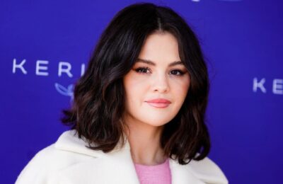 Selena Gomez și-a asortat buzele cu unghiile pentru a doua oară în această săptămână – Vezi video