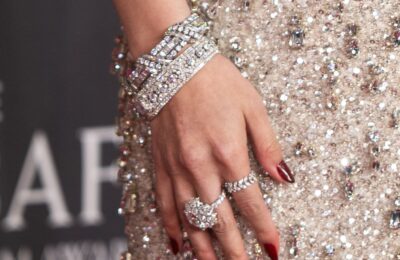 Selena Gomez a renunțat la unghiile nude pentru această nuanță clasică de manichiură de iarnă – vezi fotografiile