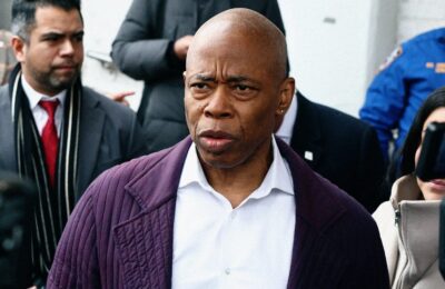 Eric Adams se clatină. Ar putea Kathy Hochul să-i dea lovitura finală?