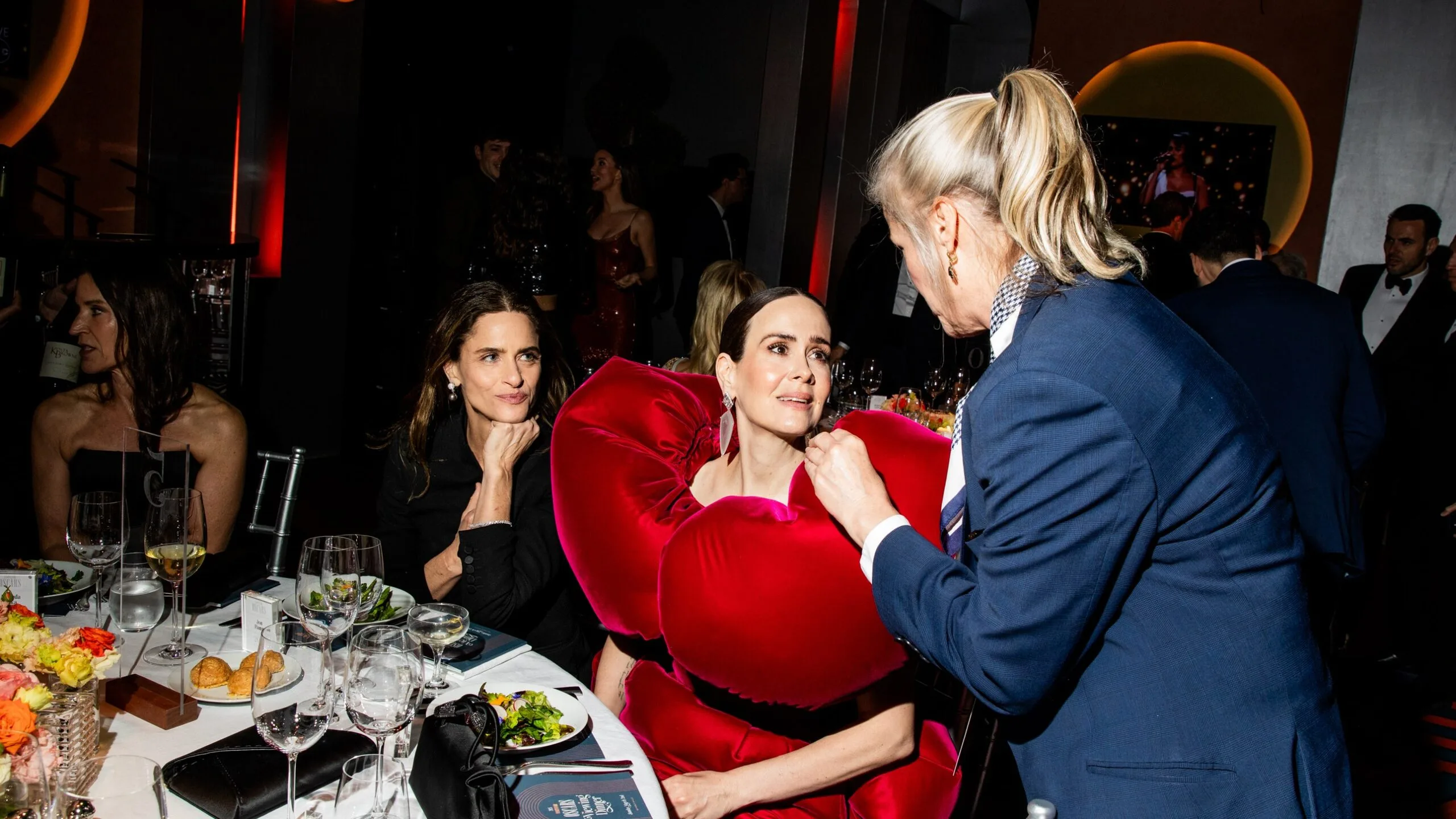 În interiorul cinei de vizionare a Oscarurilor 2025 de la Vanity Fair: Urmărind stele cu stele