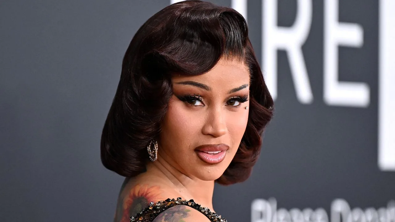 Cardi B tocmai a devenit un copil emo în toată regula din 2007 cu părul colorat în două tonuri – vezi videoclipul
