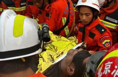 Minune: Bărbat supraviețuitor găsit sub dărâmături în Myanmar!