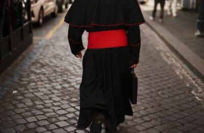 Favoriții la tronul papal implicați în ascunderea abuzurilor sexuale – scandal în Biserică