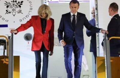 Emmanuel Macron, surprins într-o situație neașteptată la sosirea în Vietnam: reacția incredibilă a soției sale!