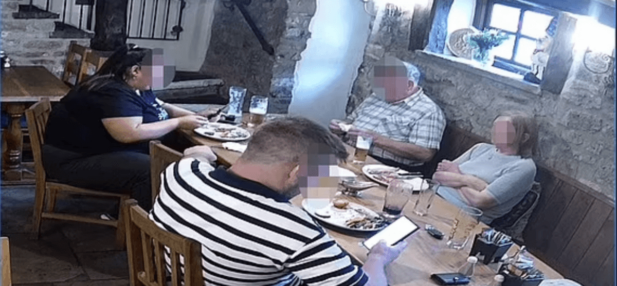 Cât a plătit o familie "de râs" pentru patru fripturi și beri?