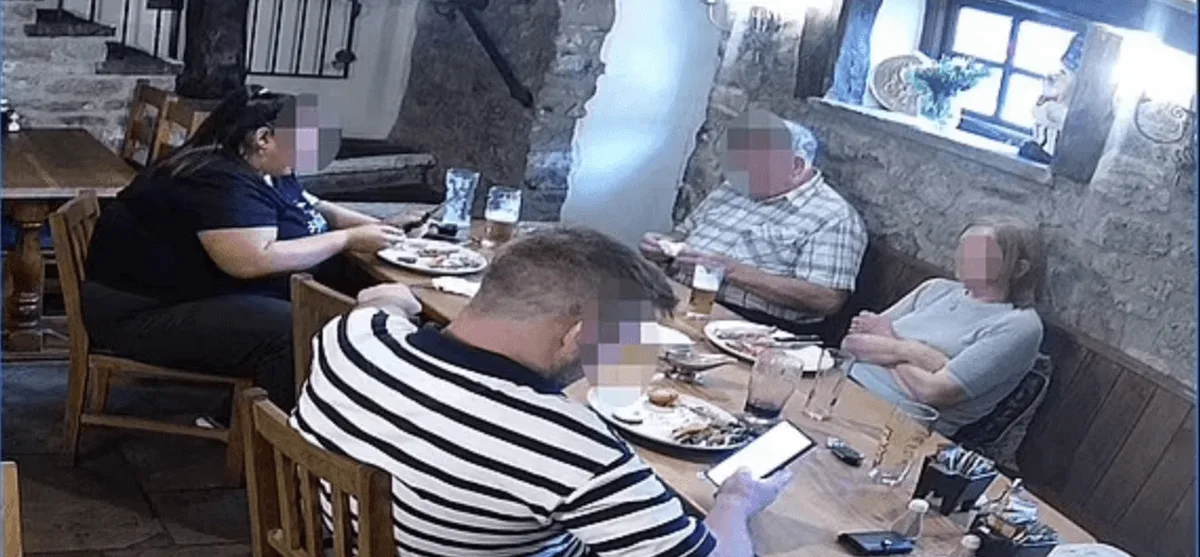 Cât a plătit o familie "de râs" pentru patru fripturi și beri?
