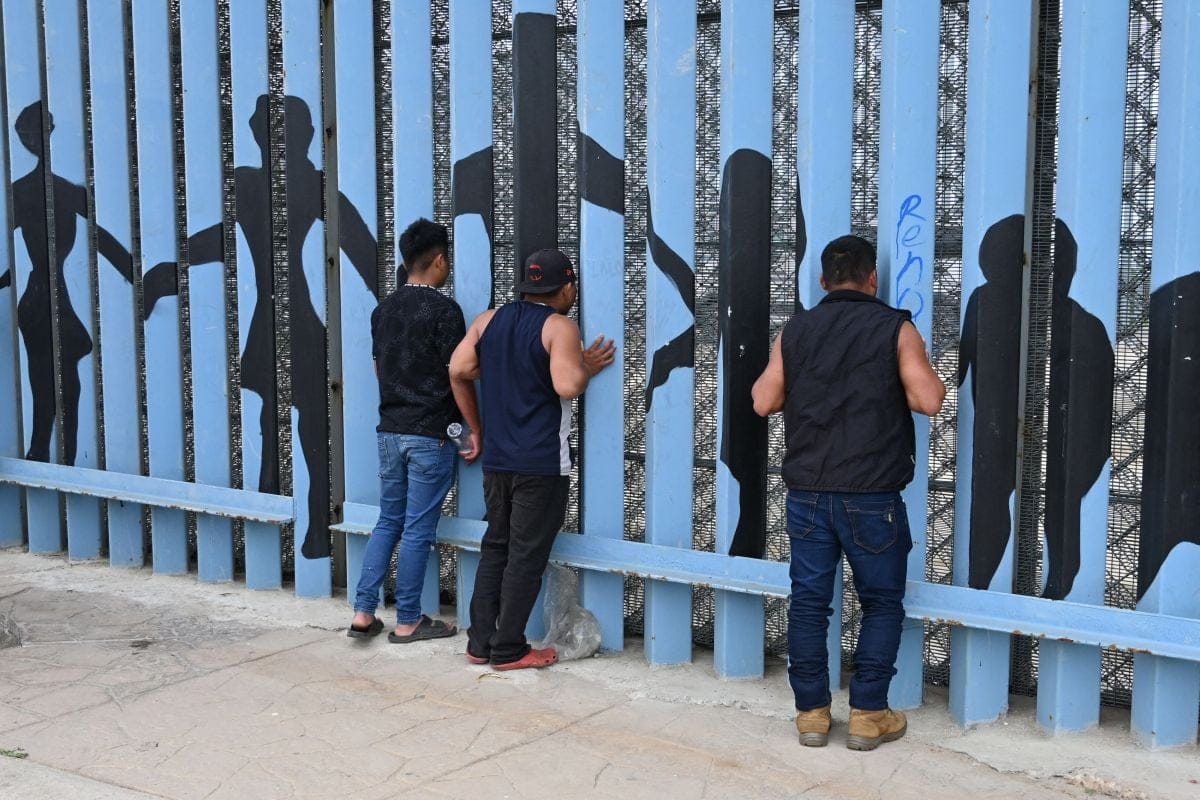 Administrația Trump oferă 1.000 dolari imigranților fără acte pentru a părăsi SUA - Oferă-i pe loc!