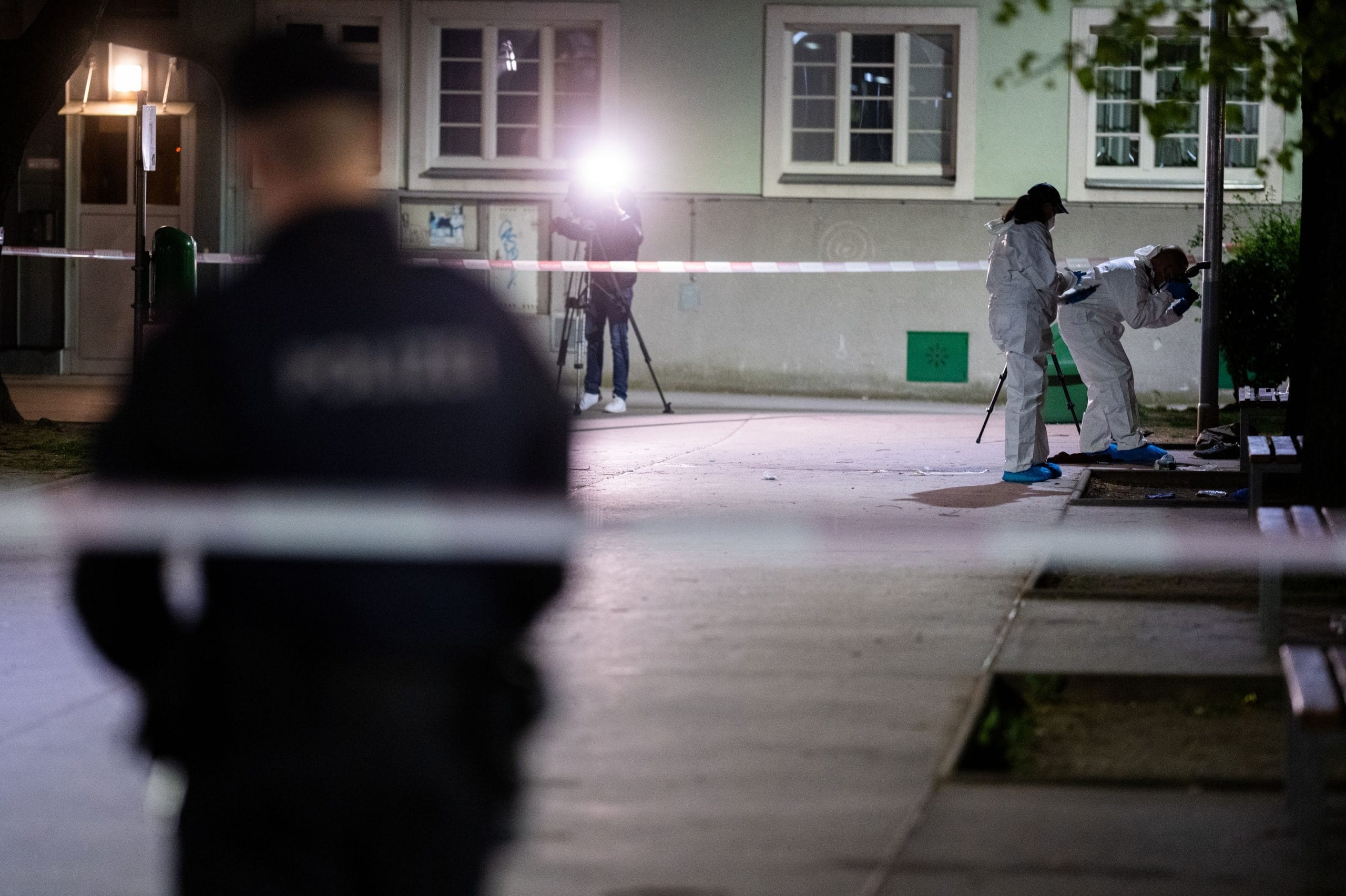 Românca beată l-a amenințat pe soțul ei cu cuțitul și l-a dat afară din casă, în Viena
