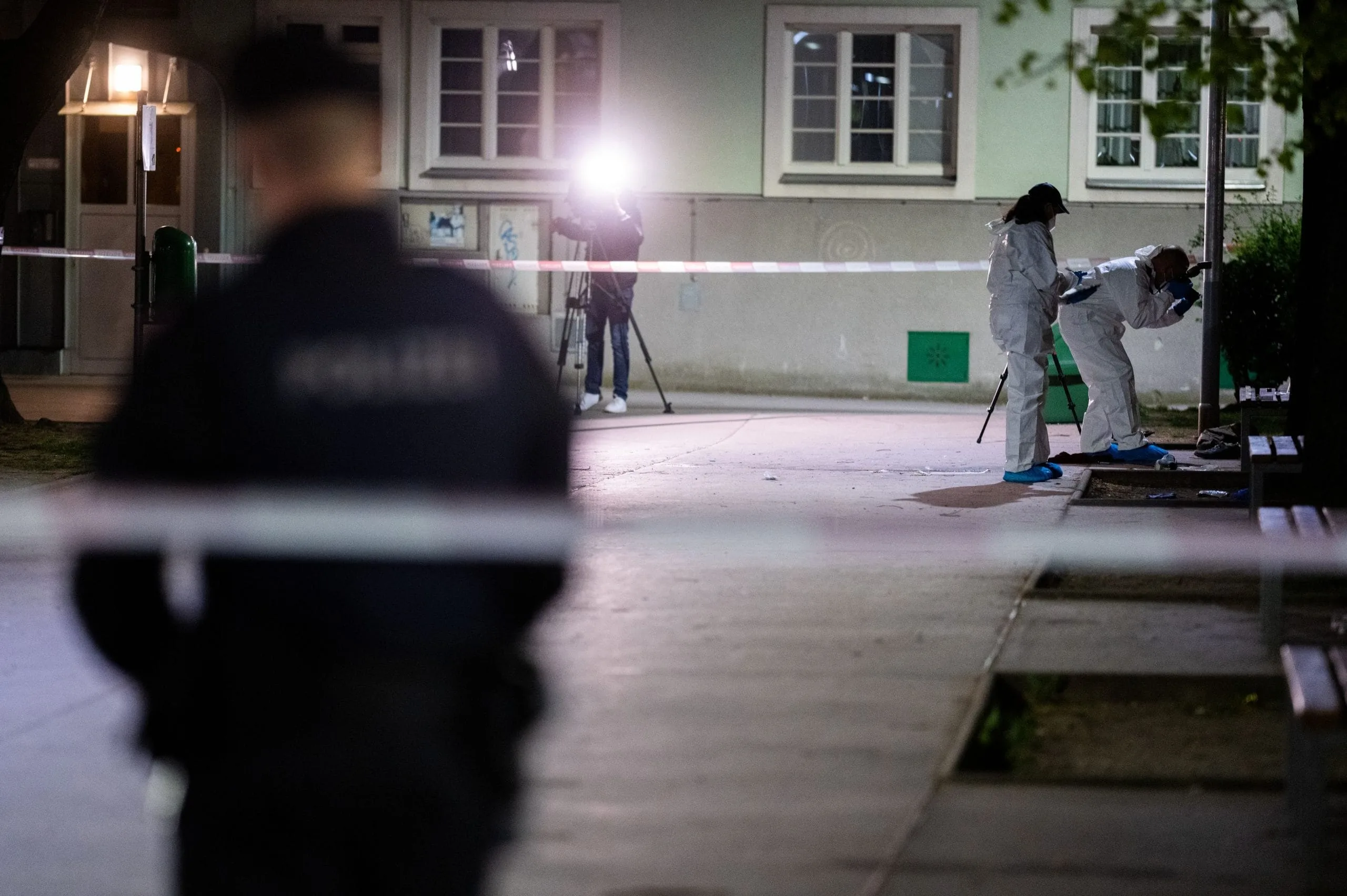 Românca beată l-a amenințat pe soțul ei cu cuțitul și l-a dat afară din casă, în Viena