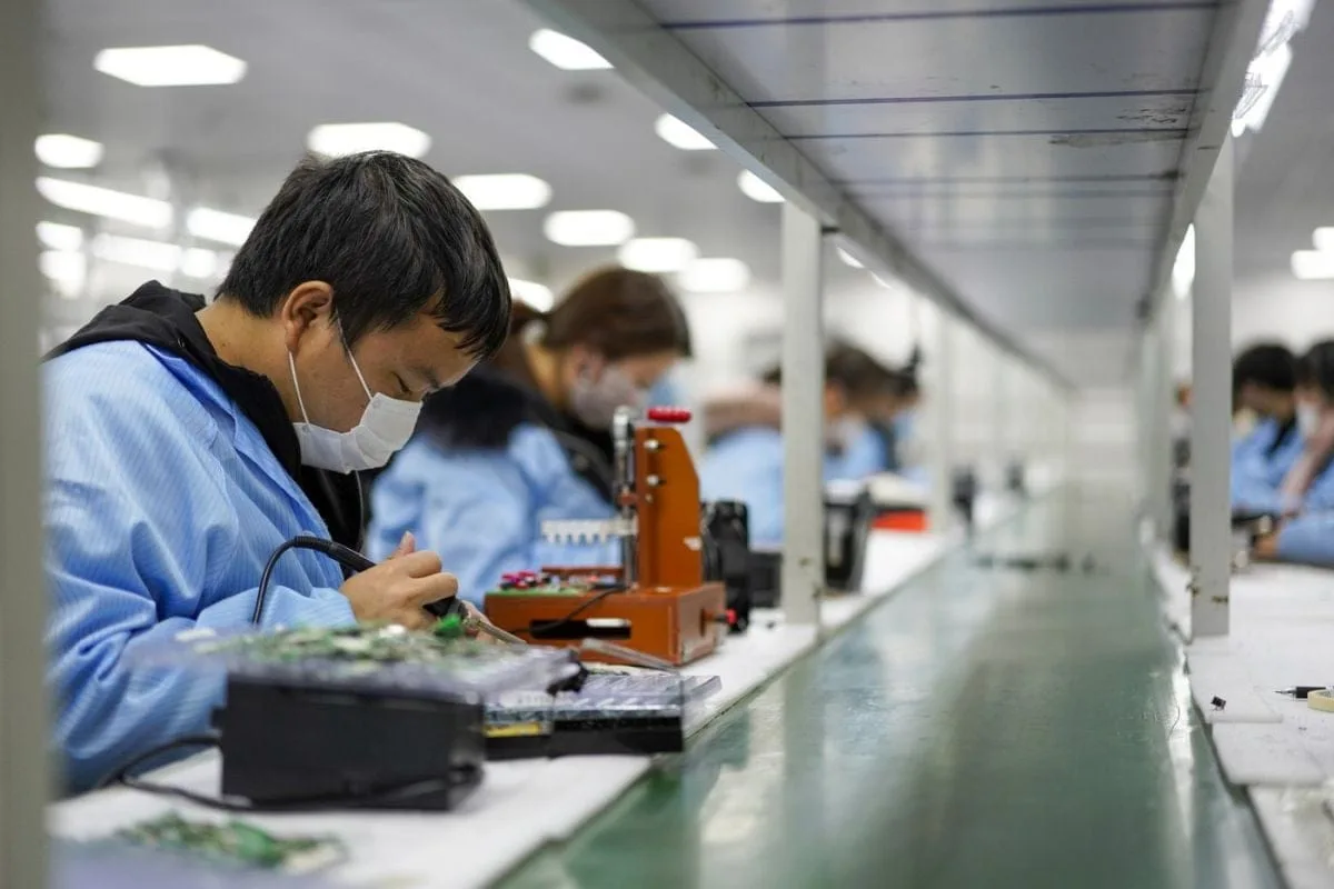 Coșmarul muncitorilor chinezi din fabrici - Roboți și supraveghere infinită