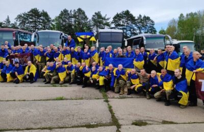 „Victorie neașteptată: Revenirea eroilor de la Mariupol în Ucraina”