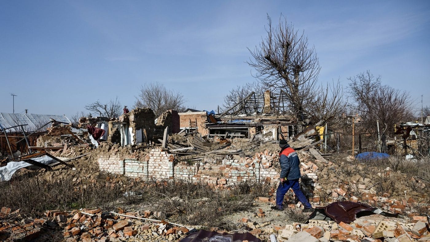 Rezidenții unui oraș atacat de ruși refuză să cedeze lui Putin: „Nu suntem vinovați!”