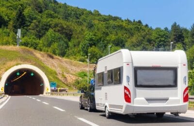 Șoferul de camper uită soția pe marginea drumului!