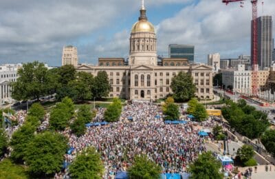 Pocnindu-și degetele: Protest masiv anti-Trump la paradă militară din America